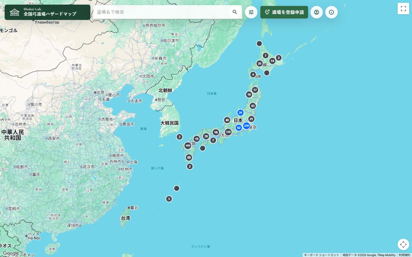 全国弓道場ハザードマップのPC画面。全国の地図に弓道場のピンと件数クラスタが表示され、上部に道場名検索、詳細検索、登録申請、アカウントの操作が並ぶ